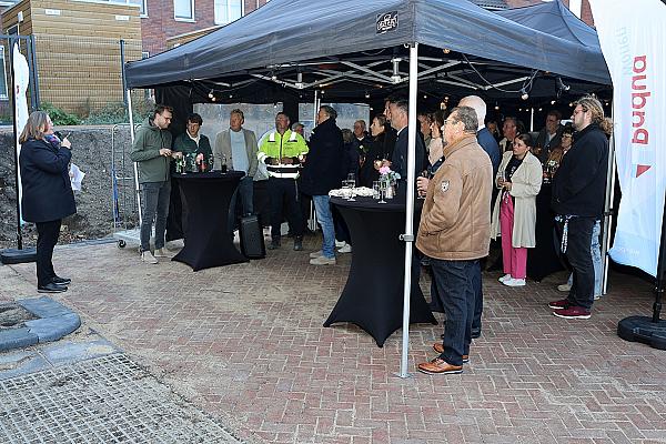 Feestelijk moment oplevering laatste 31 sociale huurwoningen Bavo